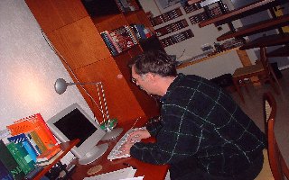 Webmaster Ruud Harmsen achter zijn bureau